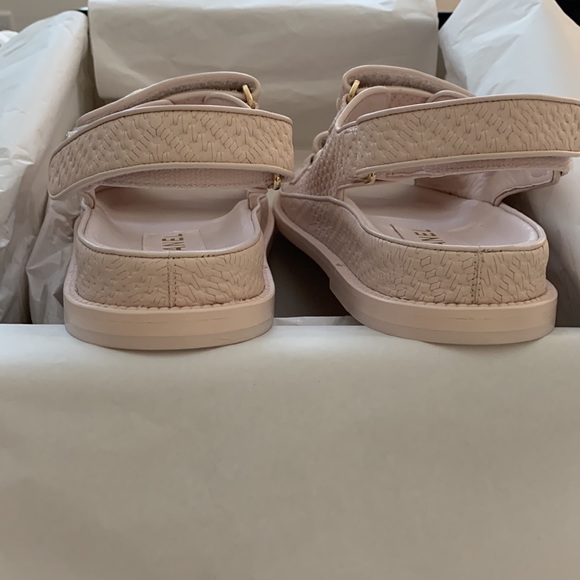 Chanel Dad Sandals Medallion Light Pink Calfskin Size 38.5 NWT - Picture 11 of 13